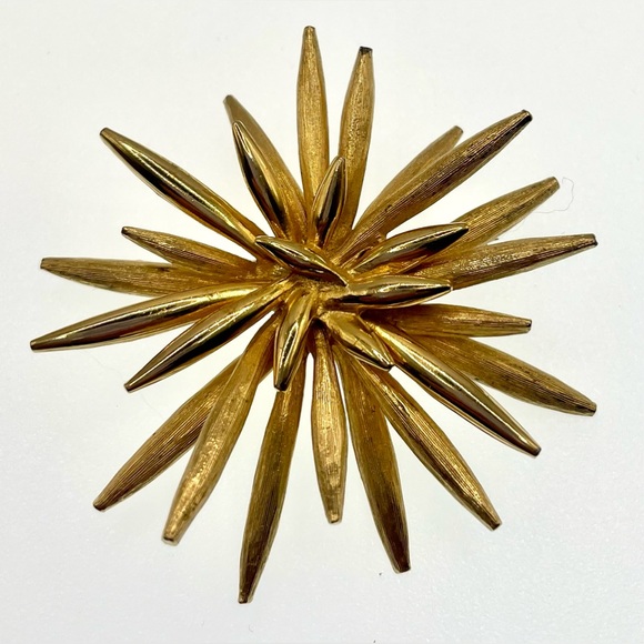 Vintage 50s Signed Boucher Gold Tone Textured Polished Starburst Brooch Pin MCM - Picture 4 of 11